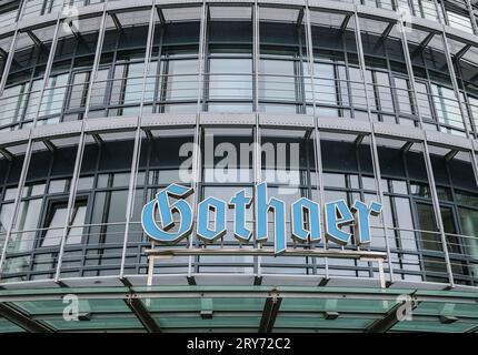 Cologne, Allemagne. 29 septembre 2023. Un logo est suspendu au-dessus du siège de Gothaer Versicherung. Les deux compagnies d'assurance Gothaer et Barmenia veulent fusionner. (À dpa : «les compagnies d'assurance Barmenia et Gothaer visent une fusion») crédit : Oliver Berg/dpa/Alamy Live News Banque D'Images