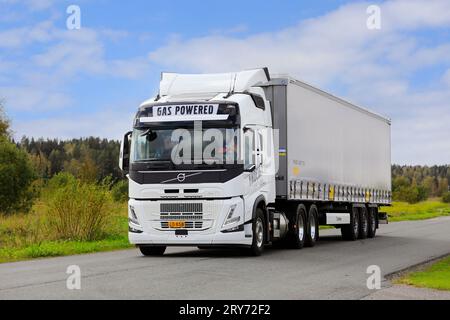 Volvo Trucks Finland présente le semi-camion Volvo FM 460 LBG 6X2T à essence lors d'un essai routier « ensemble vers zéro ». Forssa, Finlande. 21 septembre 2023 Banque D'Images