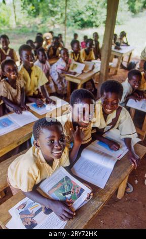 GHANA. - Les enfants de l'école primaire dans la salle de classe dans les zones rurales. Banque D'Images