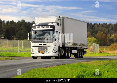 Volvo Trucks Finland présente le semi-camion Volvo FM 460 LBG 6X2T à essence lors d'un essai routier « ensemble vers zéro ». Forssa, Finlande. 21 septembre 2023 Banque D'Images