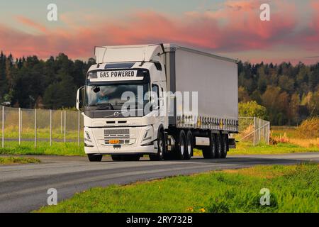 Nouvelle semi-remorque camion Volvo FM 460 LBG 6X2T à essence sur route. -Remplacement du ciel par un autre ciel photographié localement. Forssa, FI. 21 septembre 2023. Banque D'Images