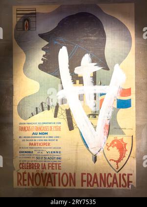 Une affiche française de Vichy de la Seconde Guerre mondiale ornée de graffitis de la résistance française exposée au Musée de la résistance et de la Déportation, Grenoble, France. Banque D'Images
