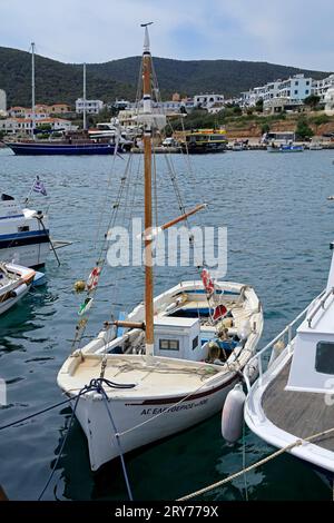 Bateaux de pêche traditionnels au port de Megalochori, île d'Agistri, groupe des îles Saroniques, Grèce. Prise en mai 2023 Banque D'Images