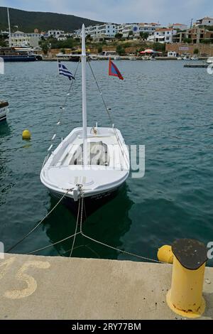 Bateaux de pêche traditionnels au port de Megalochori, île d'Agistri, groupe des îles Saroniques, Grèce. Prise en mai 2023 Banque D'Images