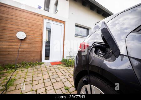 E-auto wird an einer Wallbox an einem Wohnhaus geladen Foto vom 29.09.2023. USAGE ÉDITORIAL SEULEMENT *** voiture E facturée à une boîte murale dans une résidence photo prise 29 09 2023 USAGE ÉDITORIAL SEULEMENT Copyright : epd-bild/DetlefxHeese 20230929-Wallbox-HEESE-0384-0 Banque D'Images