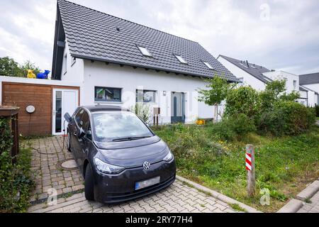 E-auto wird an einer Wallbox an einem Wohnhaus geladen Foto vom 29.09.2023. USAGE ÉDITORIAL SEULEMENT *** voiture E facturée à une boîte murale dans une résidence photo prise 29 09 2023 USAGE ÉDITORIAL SEULEMENT Copyright : epd-bild/DetlefxHeese 20230929-Wallbox-HEESE-0386-0 Banque D'Images