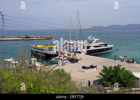 Bateaux au port de Megalochori, île d'Agistri, groupe des îles Saroniques, Grèce. Prise en mai 2023 Banque D'Images