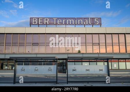 Flughafen BER terminal 5, ehemaliger Flughafen SXF, Schönefeld, Brandenburg, Deutschland *** BER Airport terminal 5, former SXF Airport Airport, Schönefeld, Brandenburg, Allemagne Banque D'Images