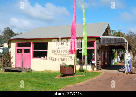 RERO's Up Country Collectables, un magasin qui achète et vend des antiquités, des objets rares et des objets de collection dans la ville rurale de Balingup, en Australie occidentale. Banque D'Images