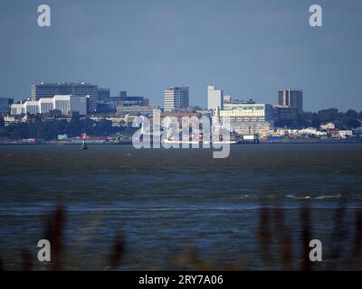 Sheerness, Kent, Royaume-Uni. 29 septembre 2023. Le dernier bateau à aubes Waverley au monde vu aux côtés de Southend sur la jetée - photographié depuis Sheerness, Kent. Crédit : James Bell/Alamy Live News Banque D'Images