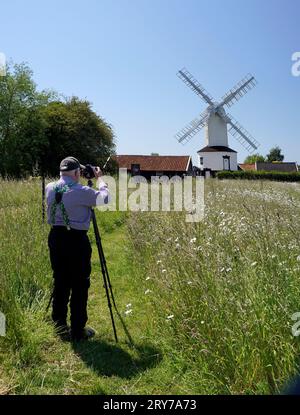 solitaire homme plus âgé photographiant moulin à maïs vintage saxstead suffolk angleterre Banque D'Images
