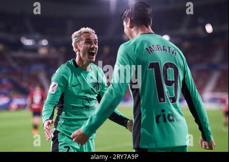 Antoine Griezmann de l'Atletico Madrid célèbre avec son coéquipier Alvaro Morata après avoir marqué le premier but de l'équipe lors du LaLiga EA Sports Match Betw Banque D'Images