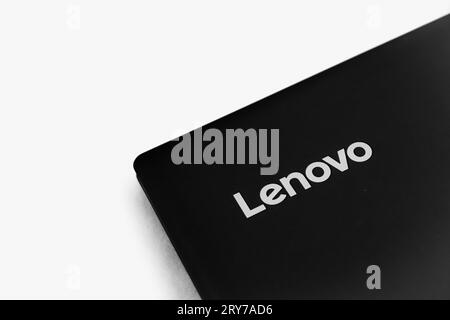 Lenovo IdeaPad 330 couvercle fermé pour ordinateur portable logo coin isolé sur fond blanc Banque D'Images