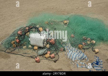 Zihuatanejo, Mexique - 18 juillet 2023 : Playa Larga. Gros plan du filet de pêche vert avec des flotteurs sur le sable Banque D'Images