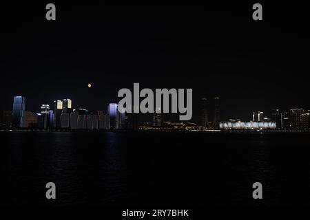 Hangzhou, province chinoise du Zhejiang. 29 septembre 2023. Une pleine lune est vue à Hangzhou, dans la province du Zhejiang dans l'est de la Chine, le 29 septembre 2023. Crédit : Ding Xu/Xinhua/Alamy Live News Banque D'Images