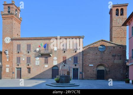 La place de la ville de Torrita di Siena, un village en Toscane en Italie. Banque D'Images