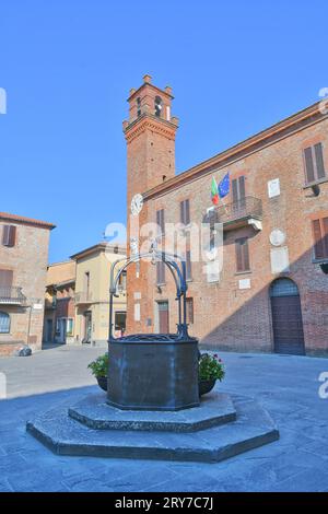 La place de la ville de Torrita di Siena, un village en Toscane en Italie. Banque D'Images