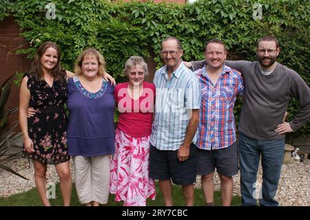 Photo non datée du document de famille (de gauche à droite) des sœurs Katie Whyte et Helen Plumbley, des parents Kathy Farrell et John Farrell, et des frères Iain Farrell et Matthew Farrell lors de la dernière réunion familiale de frères et sœurs en 2010. Iain Farrell, originaire de Dorney, Buckinghamshire, est décédé en prenant part à l'activité dirigée par Land & Wave, qui consiste à escalader et nager autour d'une partie rocheuse d'une côte, à Hedbury Quarry, près de Swanage dans le Dorset, en mai 2019. Date de parution : vendredi 29 septembre 2023. Banque D'Images