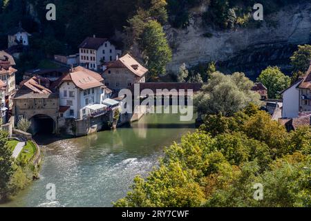 Le pont couvert de Berne enjambe la Sarine dans la vieille ville de Fribourg, en Suisse. Il date du XIIIe siècle et ses piliers et son tablier actuels ont été reconstruits en 1853/54. C'est le dernier pont couvert subsistant de la ville. Banque D'Images