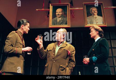 de gauche à droite : Daniel de la falaise (Alexei), Michael Gambon (Tom), Sarah Woodward (Kitty) dans TOM & CLEM de Stephen Churchett au Aldwych Theatre, Londres WC2 14/04/1997 design : Rob Howell éclairage : Mick Hughes réalisateur : Richard Wilson Banque D'Images