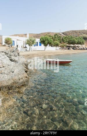 Bateau de pêche rouge amarré dans une plage de sable de l'île grecque Banque D'Images