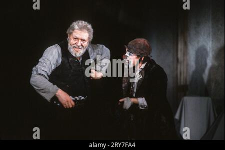 Michael Gambon (Lear), Antony Sher (Fool) dans LE ROI LEAR par Shakespeare à la Royal Shakespeare Company (RSC), Royal Shakespeare Theatre, Stratford-upon-Avon, Angleterre 10/06/1982 conception: Bob Crowley éclairage: Brian Harris directeur: Adrian Noble Banque D'Images