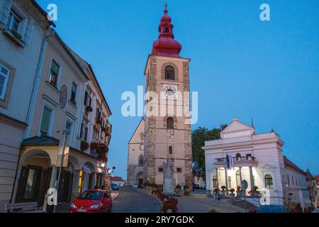 La Tour de la ville, le Monument Orphée et le Théâtre de la ville de Ptuj sur la place Slovenski trg dans la ville de Ptuj, Slovénie, le 8 septembre 2023. Ptuj est la plus ancienne ville i Banque D'Images