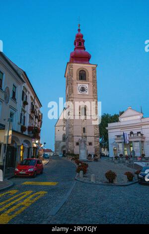 La Tour de la ville, le Monument Orphée et le Théâtre de la ville de Ptuj sur la place Slovenski trg dans la ville de Ptuj, Slovénie, le 8 septembre 2023. Ptuj est la plus ancienne ville i Banque D'Images