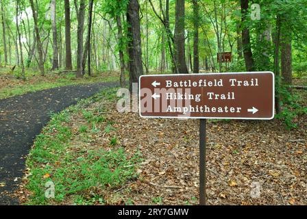 La photo montre un panneau d'information sur le sentier de randonnée au Kings Mountain National Military Park Welcome Center South Carolina USA. Banque D'Images