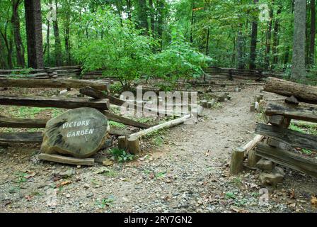 La photo montre Victory Garden sur le sentier de randonnée au parc militaire national de Kings Mountain Welcome Center South Carolina USA. Banque D'Images