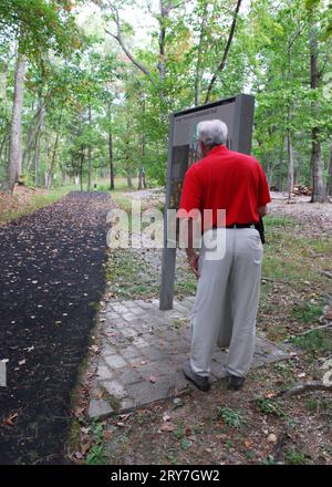 La photo montre un homme senior regardant le panneau d'information au parc militaire national de Kings Mountain, Caroline du Sud États-Unis. Banque D'Images