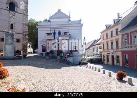 La Tour de la ville, le Monument Orphée et le Théâtre de la ville de Ptuj sur la place Slovenski trg dans la ville de Ptuj, Slovénie, le 9 septembre 2023. Ptuj est la plus ancienne ville i Banque D'Images