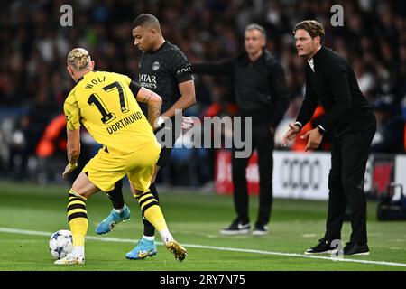 PARIS, FRANCE - SEPTEMBRE 19 : Marius Wolf du Borussia Dortmund et Kylian Mbappe du Paris Saint-Germain lors du match de l'UEFA Champions League entre les deux Banque D'Images