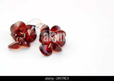 Boucles d'oreilles en argent avec cristaux rouges Banque D'Images