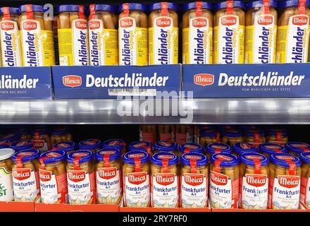 Viersen, Allemagne - 9 septembre 2023 : bocaux en verre avec saucisses Meica allemandes dans l'étagère du magasin Banque D'Images