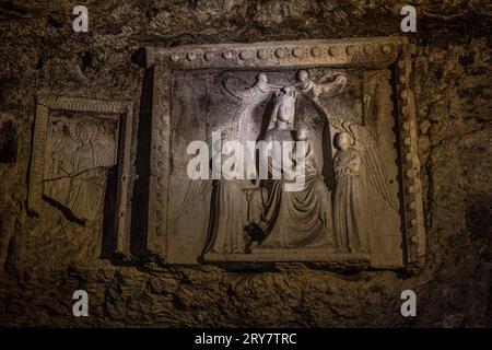 Bas-relief de la Madone avec enfant et deux anges tenant le voile.Sanctuaire de San Michele Arcangelo, Monte Sant'Angelo, Pouilles, Italie, Europe Banque D'Images