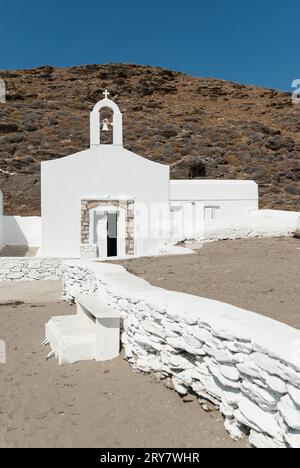 Chapelle blanche sur une plage de sable sur une île des Cyclades, Grèce. Banque D'Images