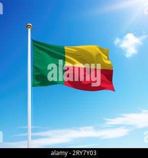 Agitant drapeau du Bénin sur mât avec fond de ciel. Modèle pour le jour de l'indépendance Banque D'Images