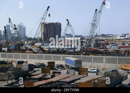 Beyrouth, Liban. 29 septembre 2023. Un tir du port de Beyrouth, Liban, le 29 2023 septembre. En arrière-plan, les restes de silos à grains ravagés par l’explosion massive d’août 4 2020. (Photo Elisa Gestri/Sipa USA) crédit : SIPA USA/Alamy Live News Banque D'Images