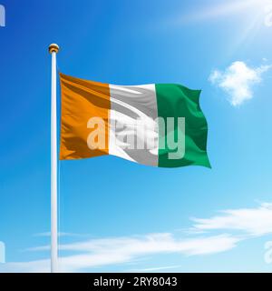 Agitant drapeau de Côte d'Ivoire sur mât de drapeau avec fond de ciel. Modèle pour le jour de l'indépendance Banque D'Images