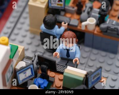 Tambov, Fédération de Russie - 26 septembre 2023 deux figurines d'homme d'affaires Lego travaillant sur des ordinateurs dans un bureau. Gros plan. Banque D'Images