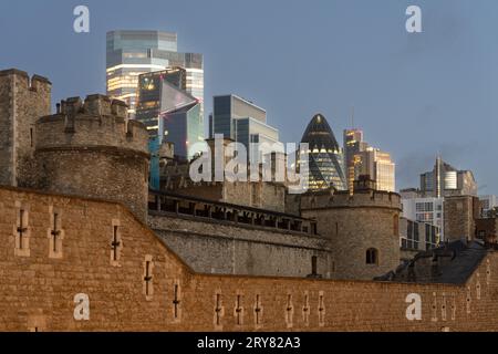 La Tour de Londres, officiellement Palais Royal de sa Majesté et Forteresse de la Tour de Londres, est un château historique sur la rive nord de la Tamise Banque D'Images