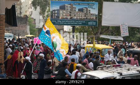 Rajkot, Inde. 29 septembre 2023. Drapeau religieux dans la main d'une personne, les gens se sont rassemblés dans la procession de l'Eid-e-Milad. Crédit : Nasirkhan Davi/Alamy Live News Banque D'Images