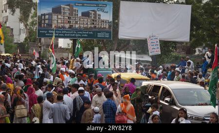 Rajkot, Inde. 29 septembre 2023. Un grand nombre de dames, messieurs et enfants se sont rassemblés sur la route dans la procession de l'Eid-e-Milad. Crédit : Nasirkhan Davi/Alamy Live News Banque D'Images