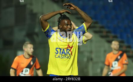 Deinze, Belgique. 29 septembre 2023. Goduine Koyalipou de Beveren semble abattu lors d'un match de football entre KMSK Deinze et SK Beveren, vendredi 29 septembre 2023 à Deinze, le jour 07/30 de la deuxième division du championnat belge 'Challenger Pro League' 2023-2024. BELGA PHOTO VIRGINIE LEFOUR crédit : Belga News Agency/Alamy Live News Banque D'Images