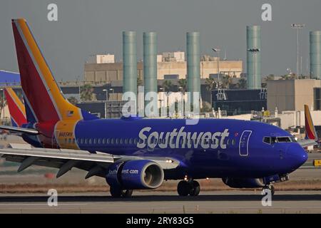 Aéroport international de Los Angeles, Californie, États-Unis - Un Boeing 737, exploité par Southwest Airlines, est montré juste après l'atterrissage sur une piste LAX. Banque D'Images