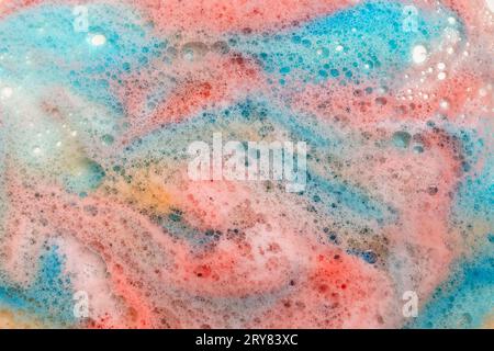 Mousse multicolore avec des bulles rouge rose et bleu turquoise, texture abstraite de gros plan doux Banque D'Images