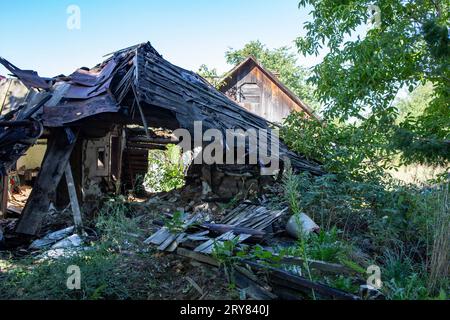 Vieille maison effondrée, déchets de construction Banque D'Images