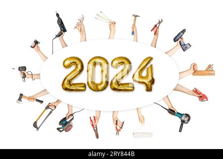 Mains tenant plusieurs outils entourant le numéro de nouvelle année 2024 fait de ballons dorés, affiche de vacances de magasin de quincaillerie Banque D'Images