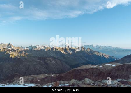 Vue sur le Mont blanc depuis le sommet du Gran Paradiso dans la vallée d'Aoste en Italie Banque D'Images